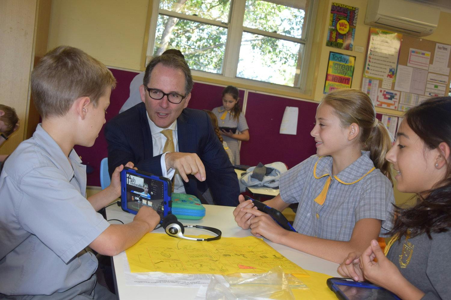Alister with students from Pymble Public School 