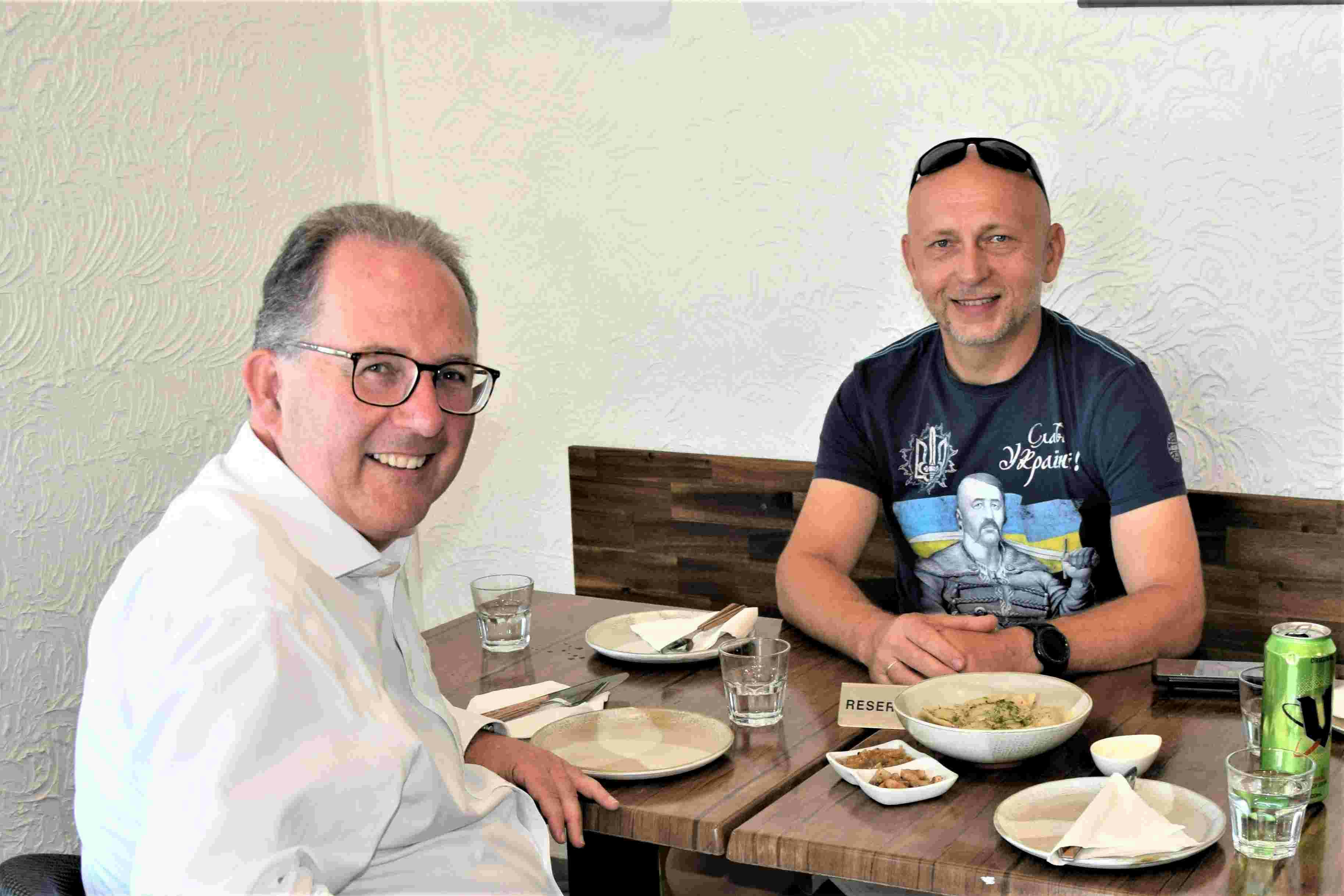 Alister Henskens SC MP with Oleg Sutulov at restaurant
